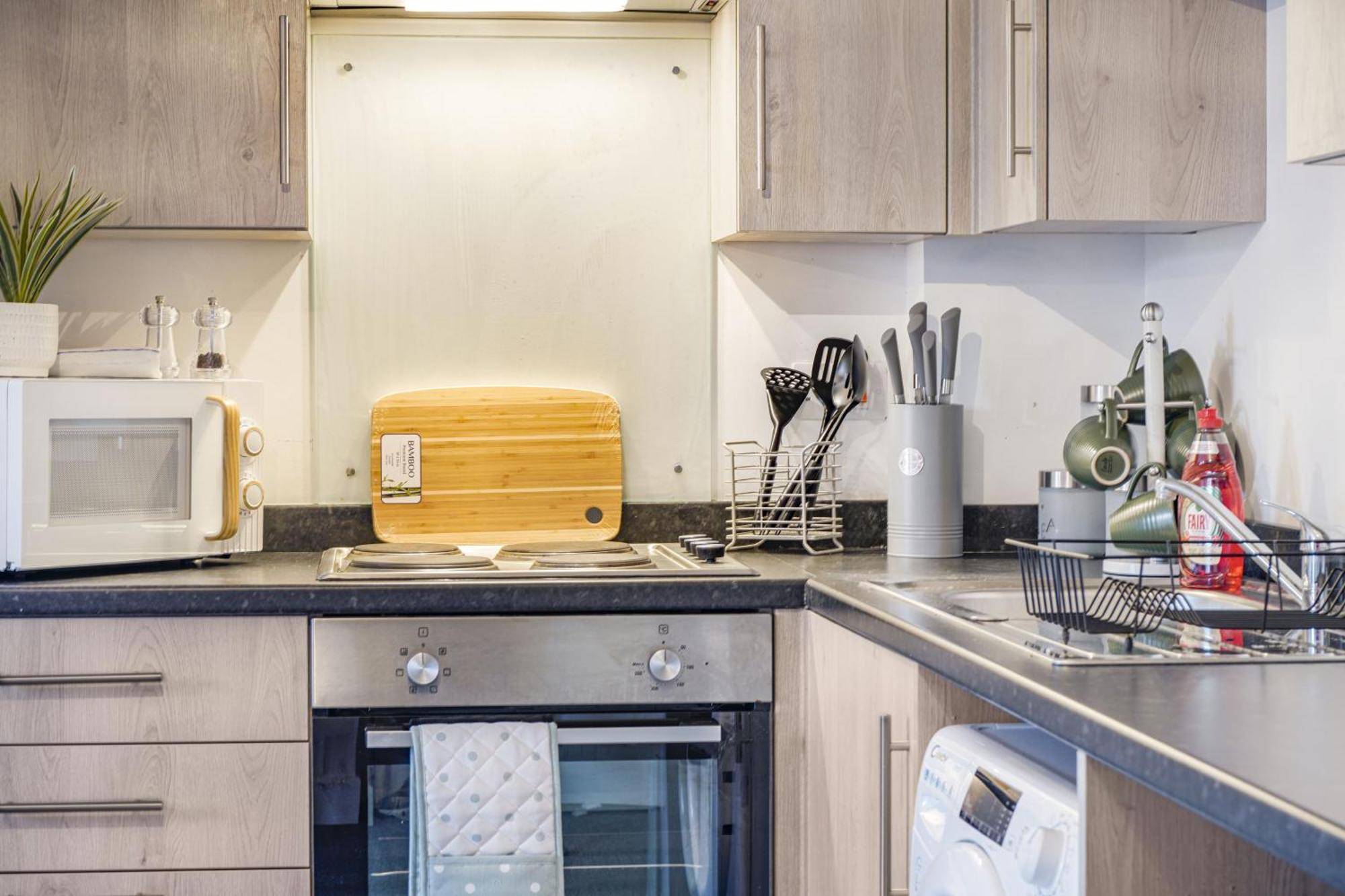 Modern Apartments With Free Parking Near Heathrow Colnbrook Exterior photo