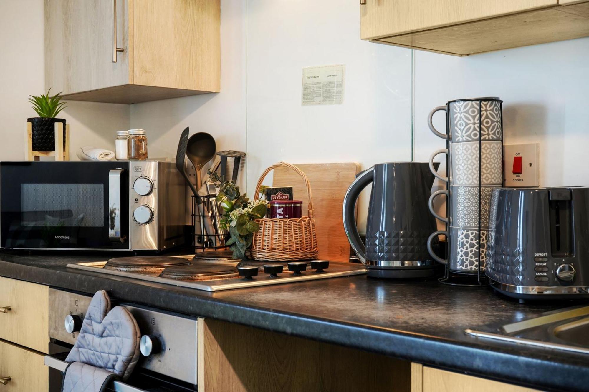 Modern Apartments With Free Parking Near Heathrow Colnbrook Exterior photo