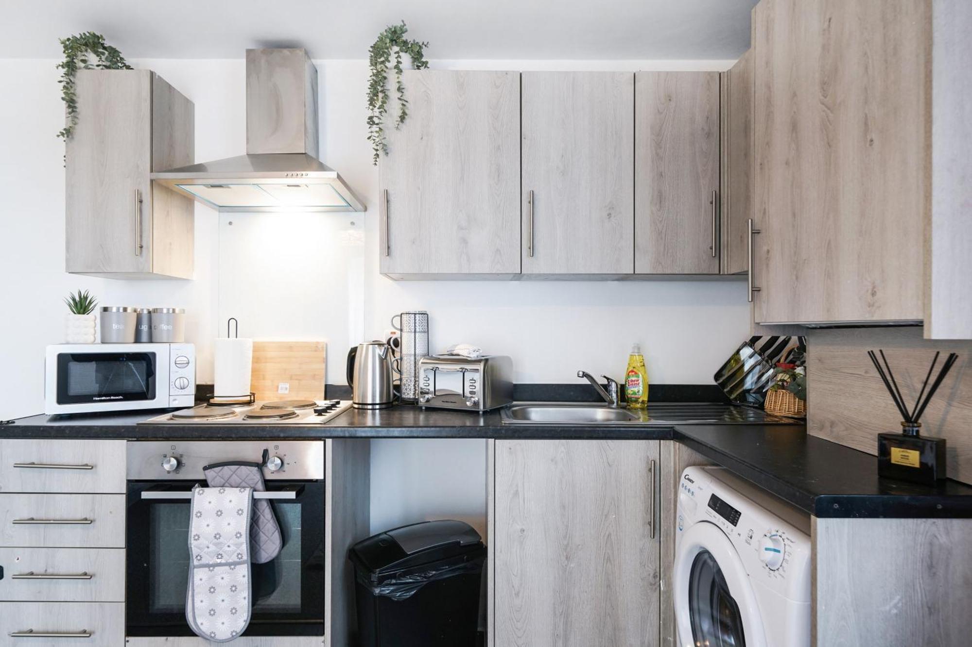 Modern Apartments With Free Parking Near Heathrow Colnbrook Exterior photo