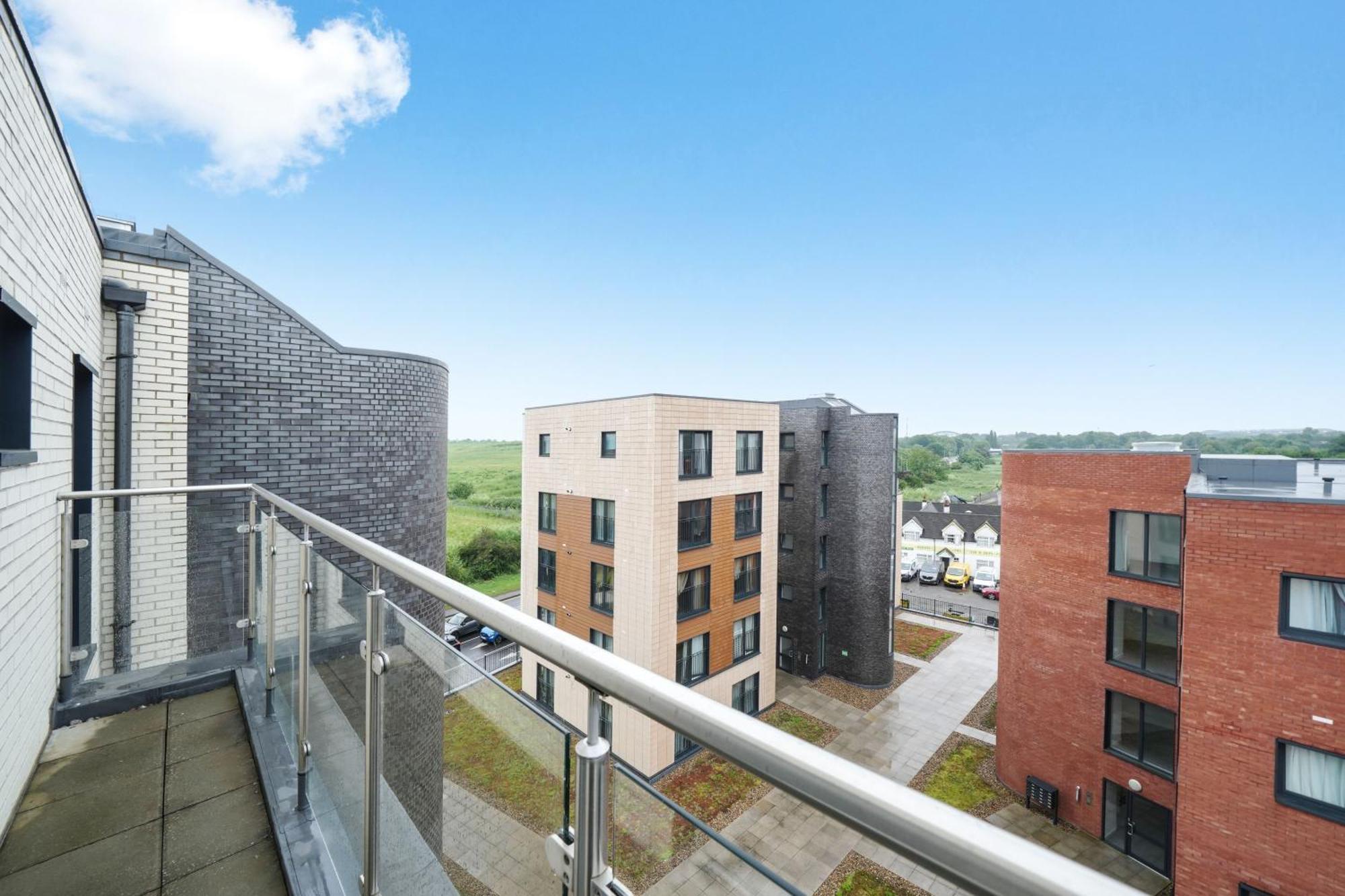 Modern Apartments With Free Parking Near Heathrow Colnbrook Exterior photo