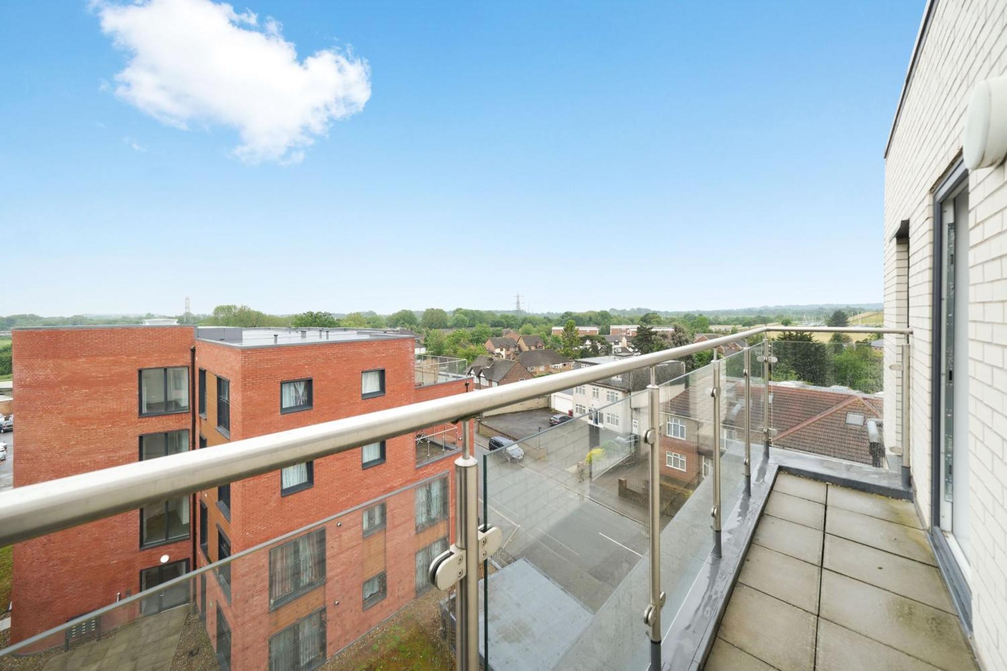 Modern Apartments With Free Parking Near Heathrow Colnbrook Exterior photo