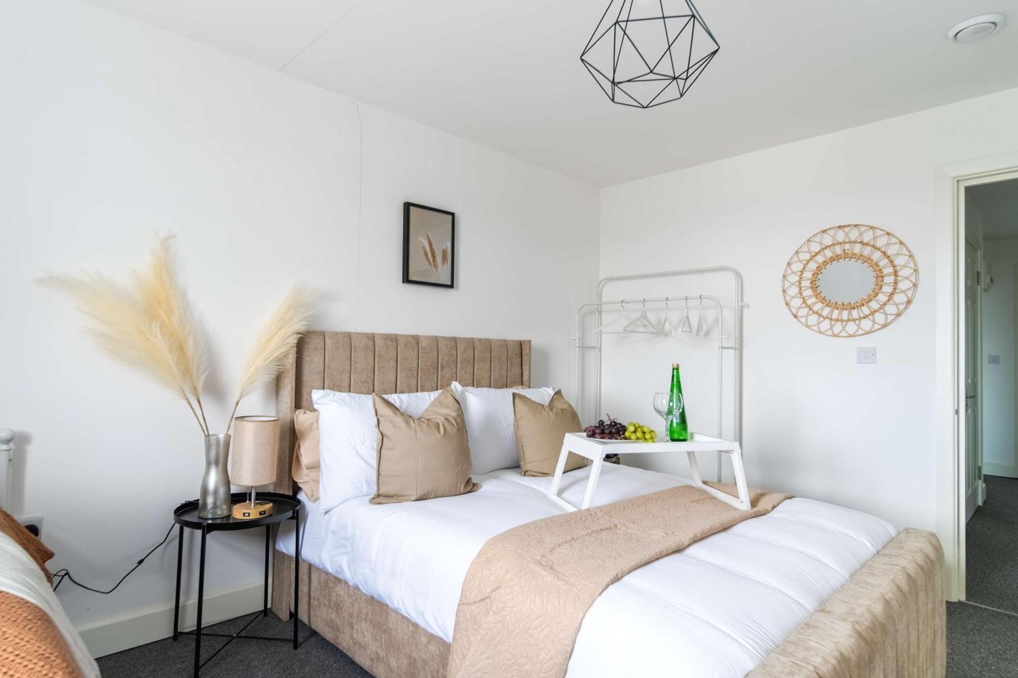 Modern Apartments With Free Parking Near Heathrow Colnbrook Exterior photo